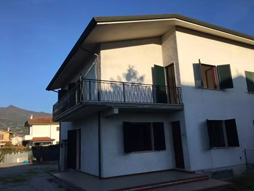 Immagine 1 di Casa bifamiliare in vendita  a Montignoso