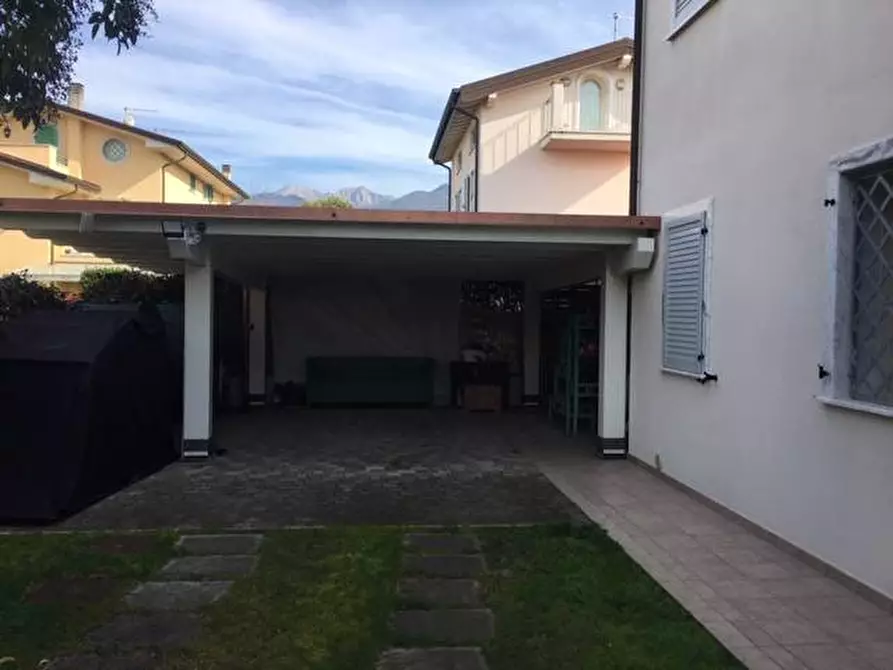 Immagine 7 di Casa bifamiliare in vendita  a Montignoso