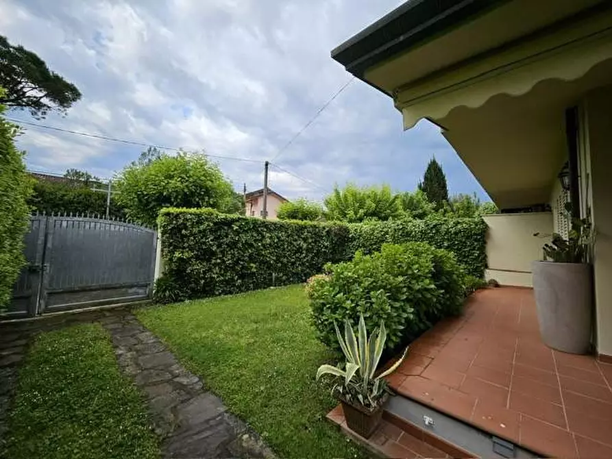 Immagine 16 di Casa bifamiliare in vendita  a Montignoso