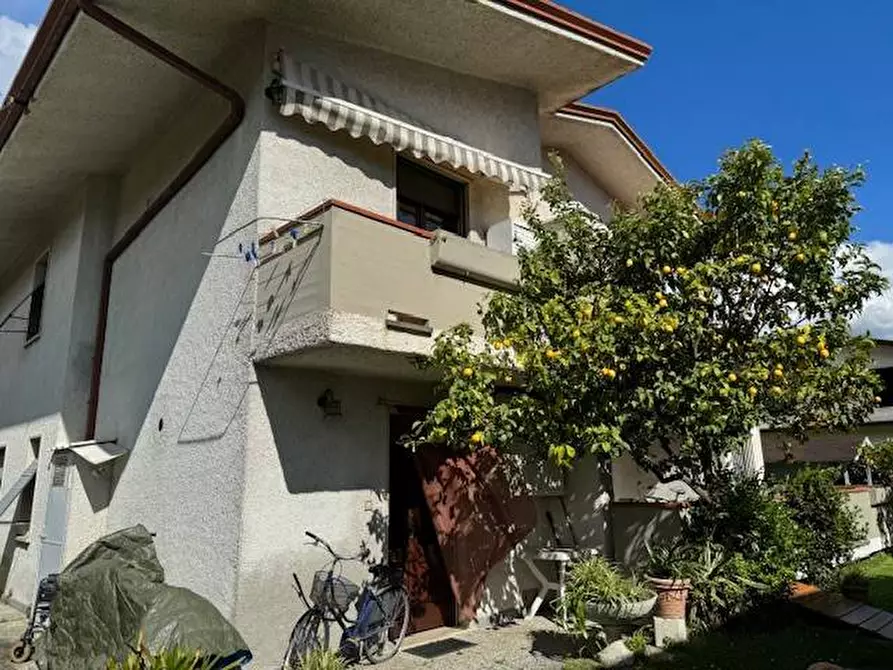 Immagine 20 di Villa in vendita  a Massa
