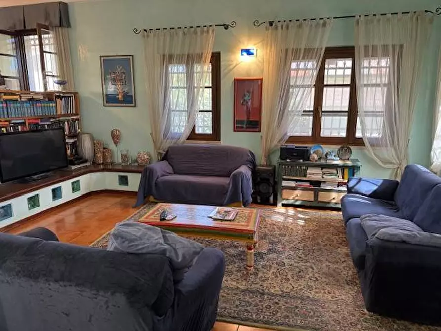 Immagine 26 di Villa in vendita  a Massa