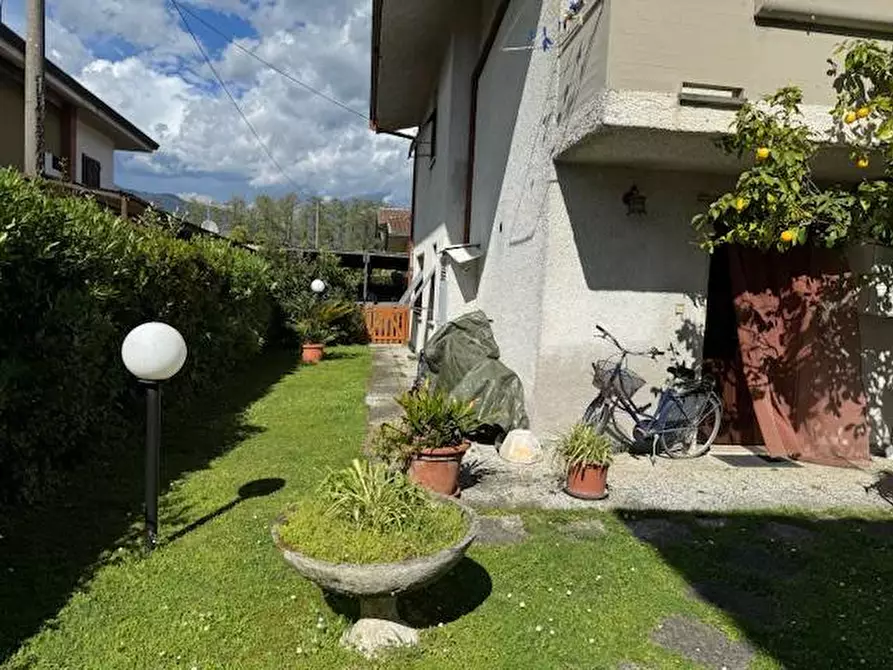 Immagine 22 di Villa in vendita  a Massa