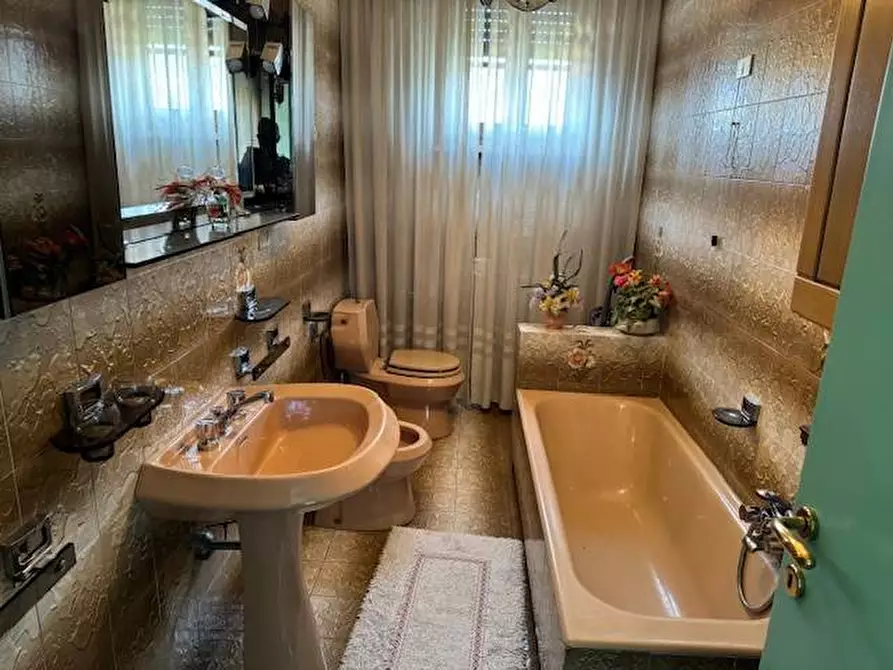 Immagine 40 di Villa in vendita  a Massa