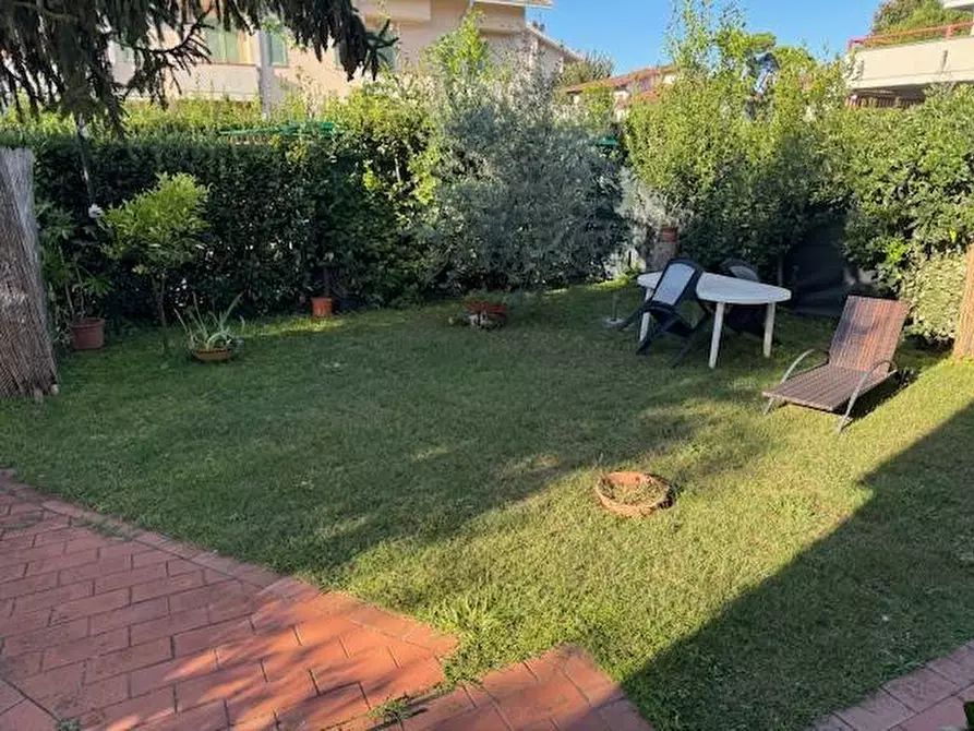 Immagine 25 di Appartamento in vendita  a Montignoso