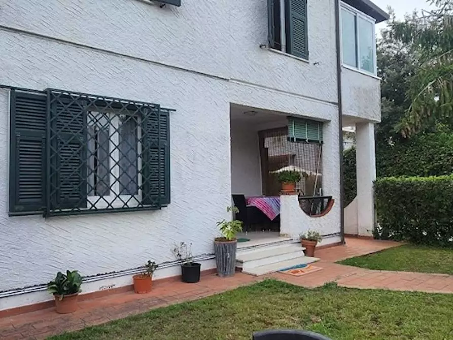 Immagine 2 di Appartamento in vendita  a Montignoso