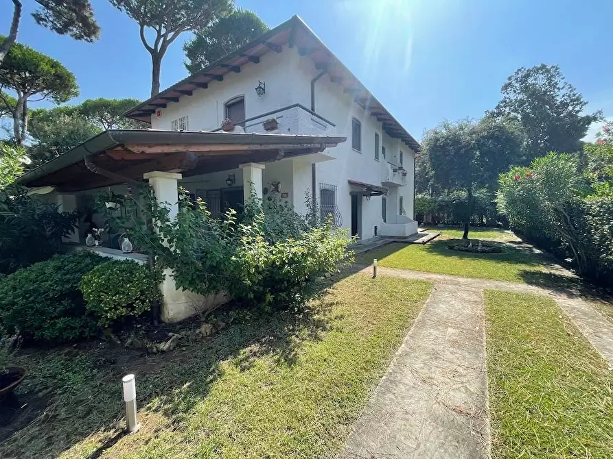 Immagine 1 di Casa bifamiliare in vendita  a Forte Dei Marmi