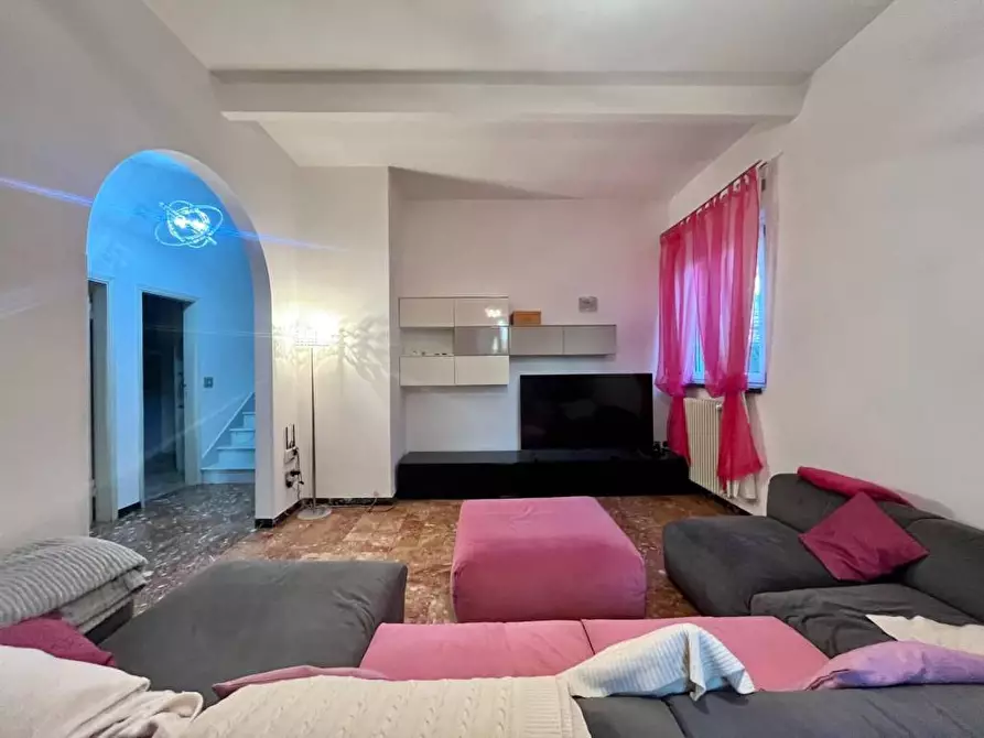 Immagine 1 di Villa in vendita  a Montignoso