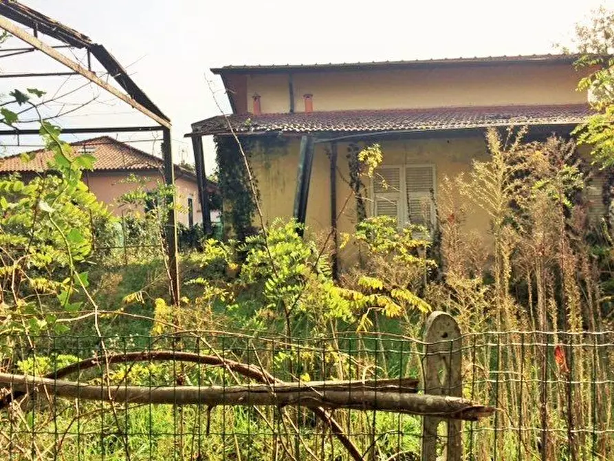 Immagine 10 di Villa in vendita  a Massa