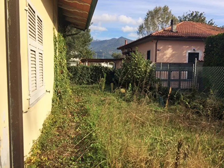 Immagine 11 di Villa in vendita  a Massa