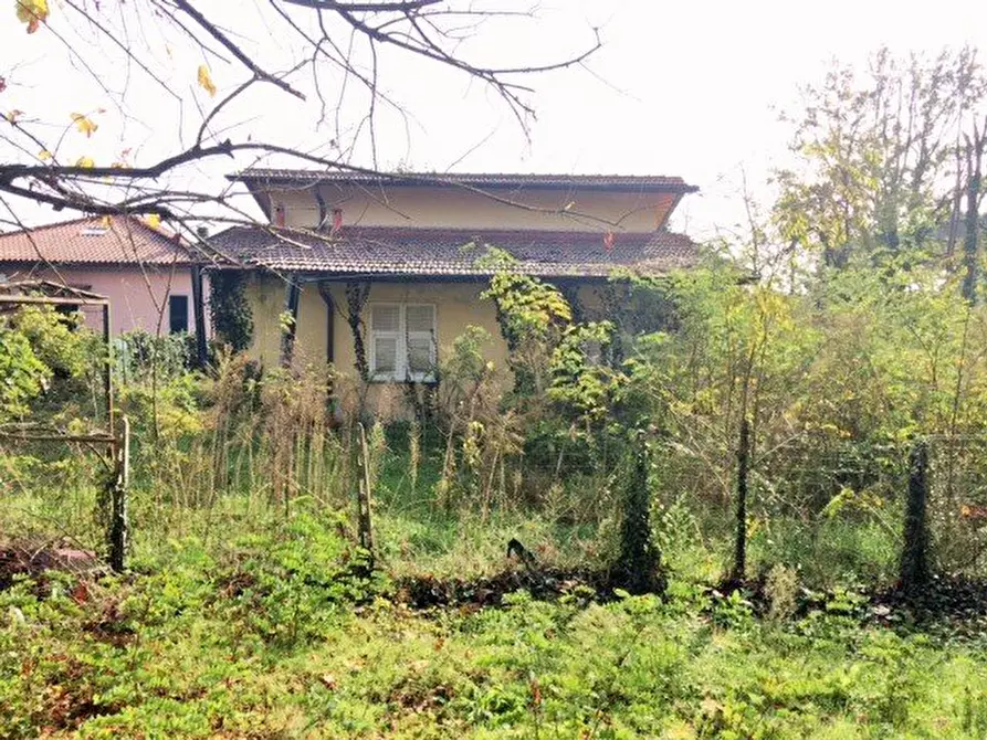 Immagine 8 di Villa in vendita  a Massa