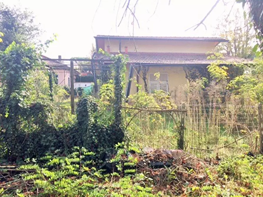 Immagine 9 di Villa in vendita  a Massa