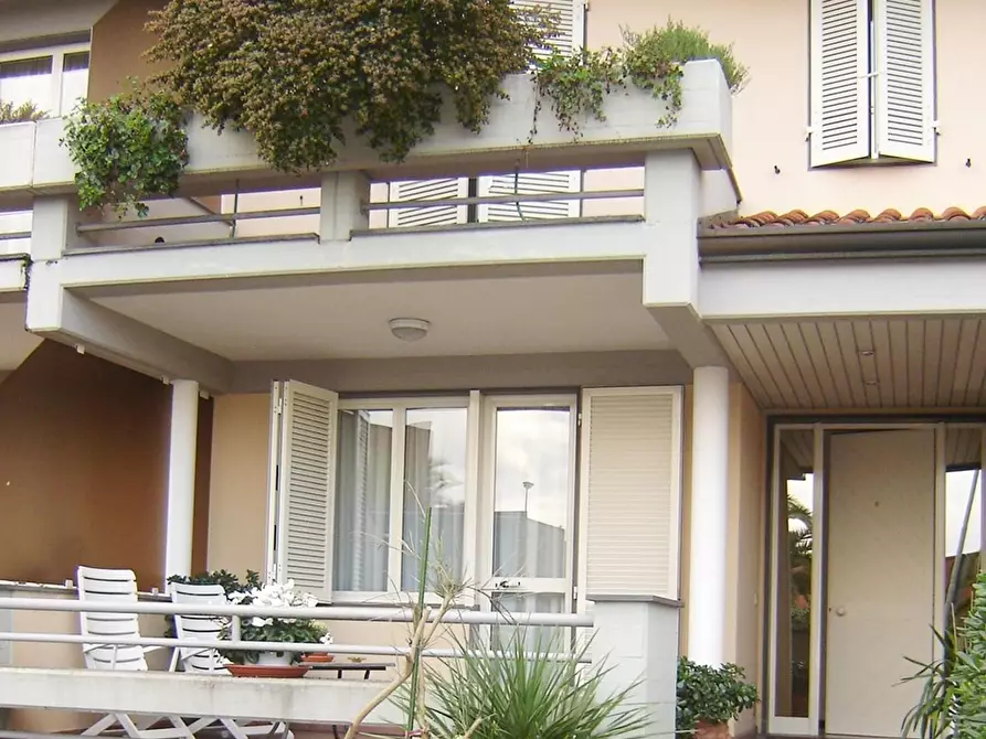Immagine 2 di Villetta a schiera in vendita  a Viareggio