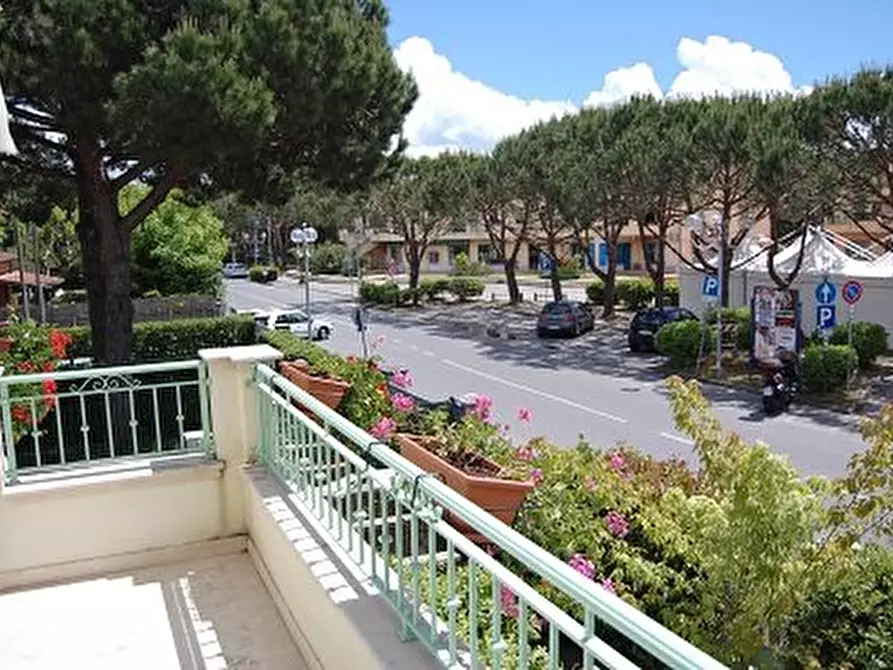 Immagine 20 di Casa trifamiliare in vendita  a Montignoso