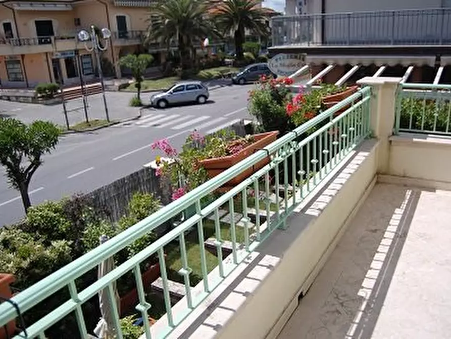 Immagine 19 di Casa trifamiliare in vendita  a Montignoso