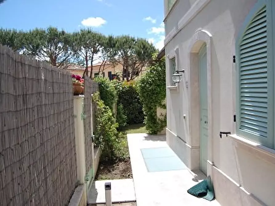 Immagine 5 di Casa trifamiliare in vendita  a Montignoso