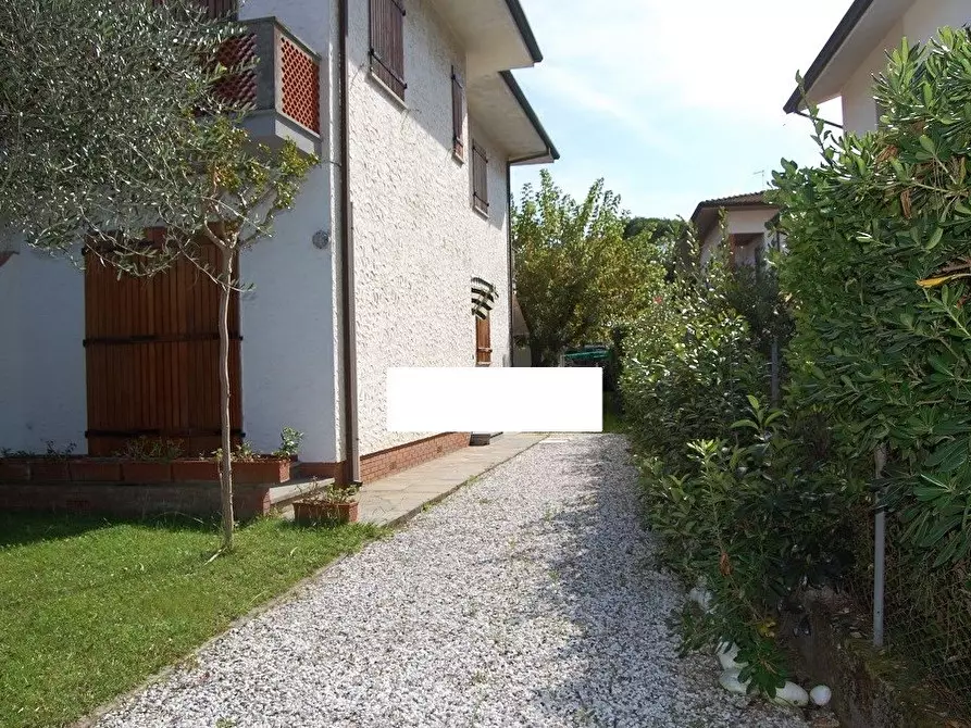 Immagine 3 di Casa bifamiliare in vendita  a Montignoso