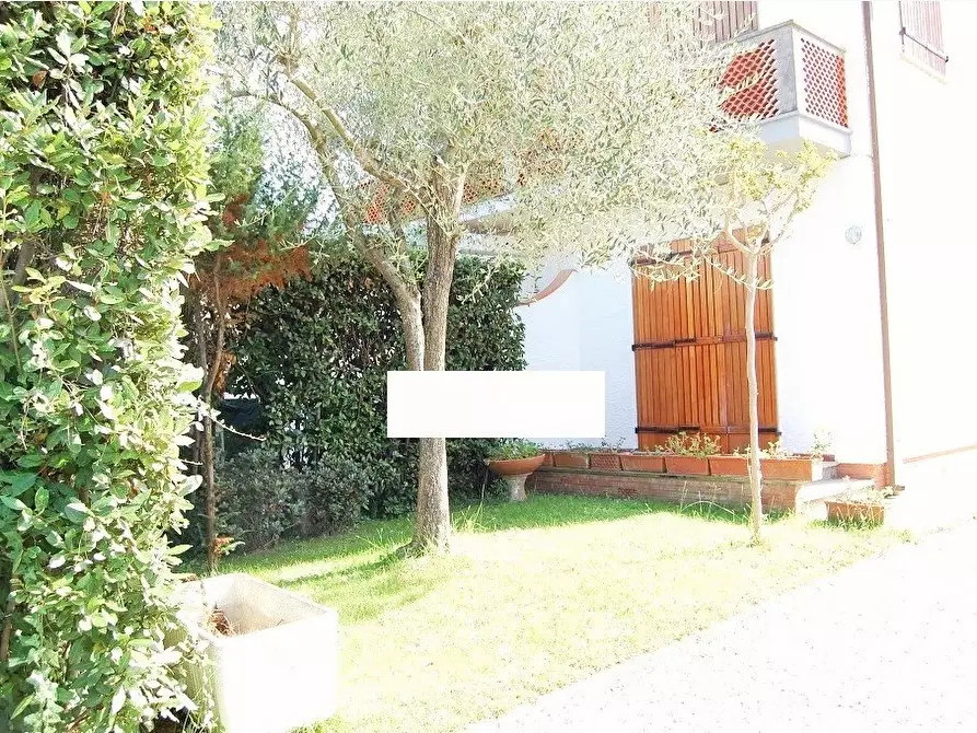 Immagine 2 di Casa bifamiliare in vendita  a Montignoso