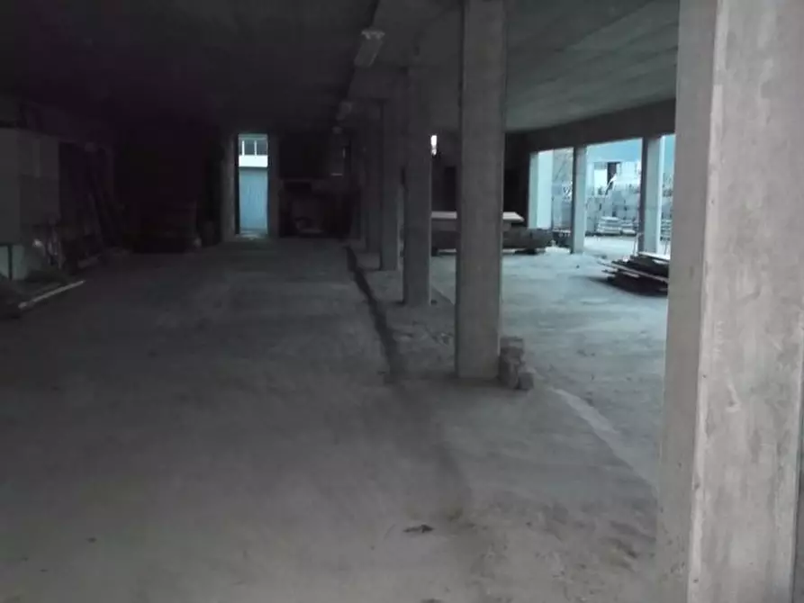 Immagine 3 di Locale commerciale in affitto  a Lucca