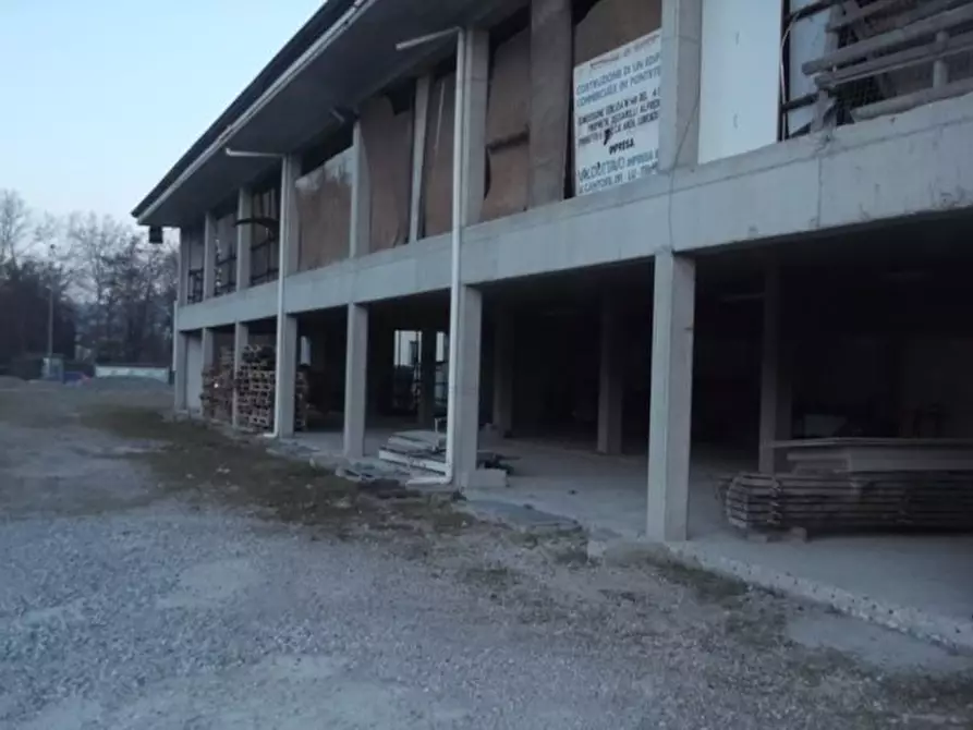 Immagine 5 di Locale commerciale in affitto  a Lucca