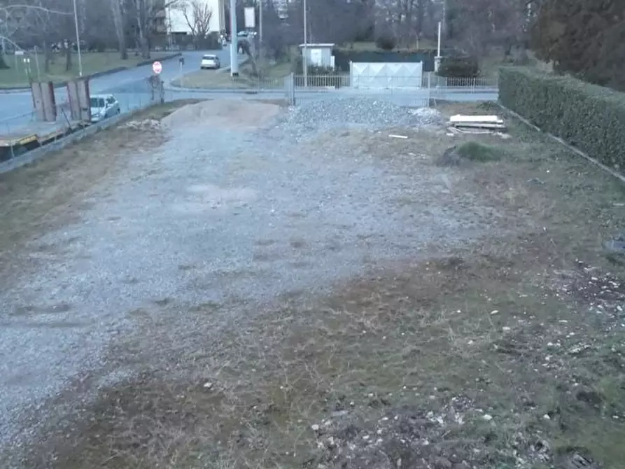 Immagine 7 di Locale commerciale in affitto  a Lucca