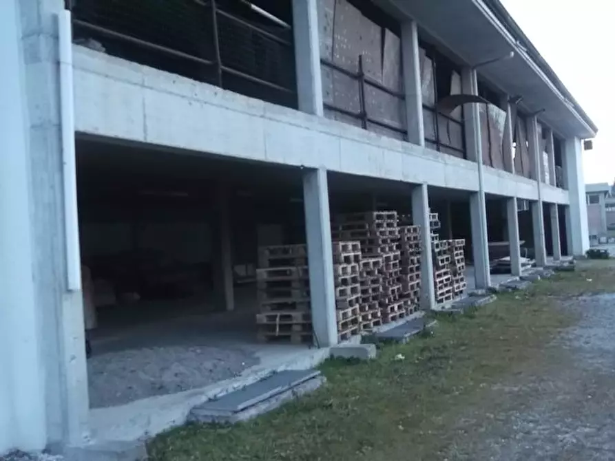 Immagine 2 di Locale commerciale in affitto  a Lucca