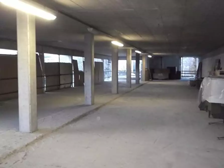 Immagine 6 di Locale commerciale in affitto  a Lucca