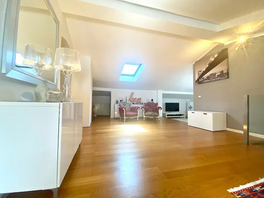 Immagine 2 di Appartamento in vendita  a Massa