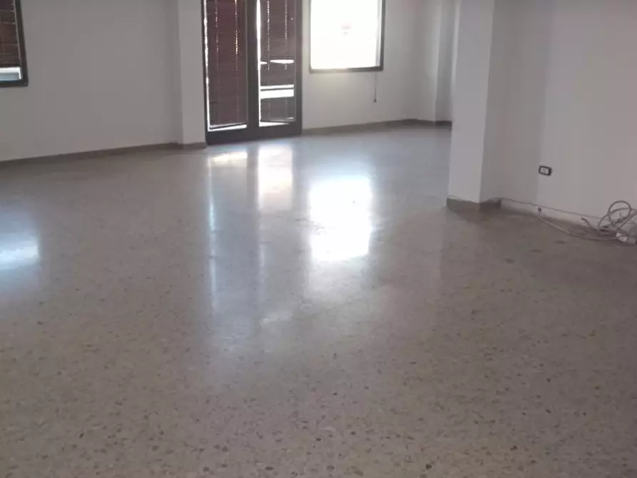 Immagine 5 di Locale commerciale in affitto  a Cascina