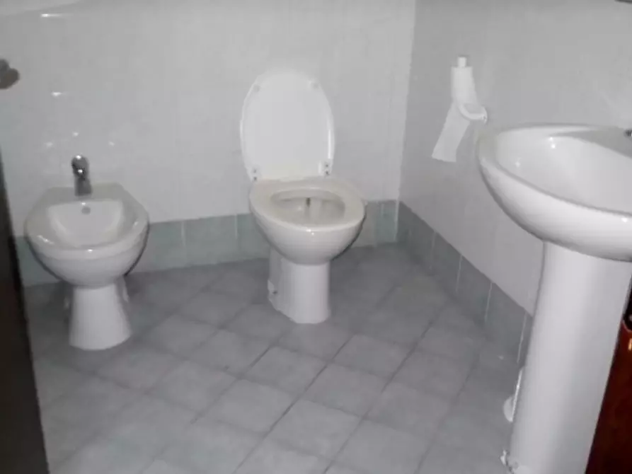 Immagine 8 di Locale commerciale in affitto  a Cascina