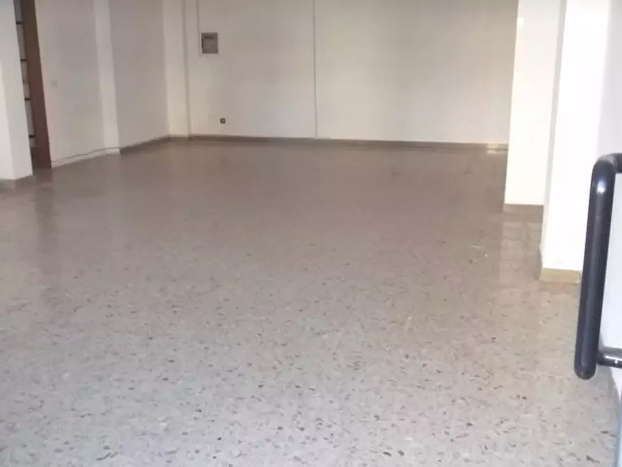 Immagine 3 di Locale commerciale in affitto  a Cascina