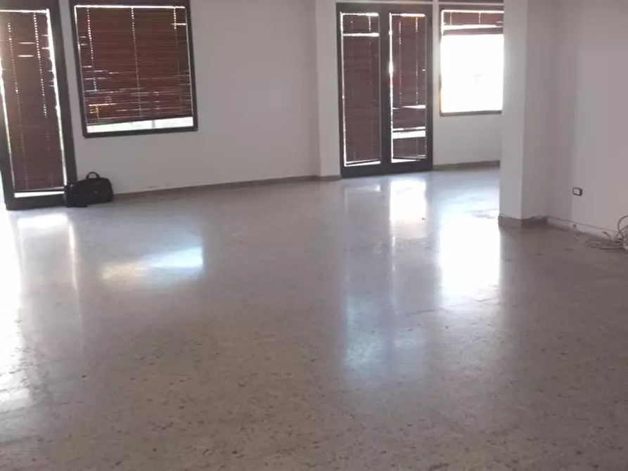 Immagine 1 di Locale commerciale in affitto  a Cascina