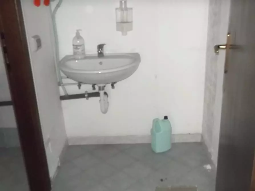 Immagine 7 di Locale commerciale in affitto  a Cascina