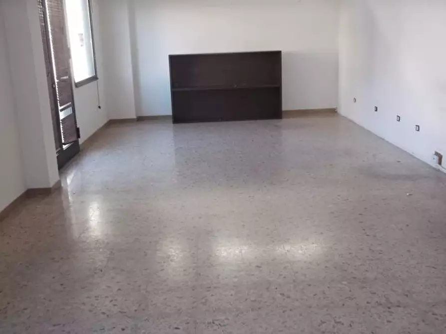 Immagine 4 di Locale commerciale in affitto  a Cascina