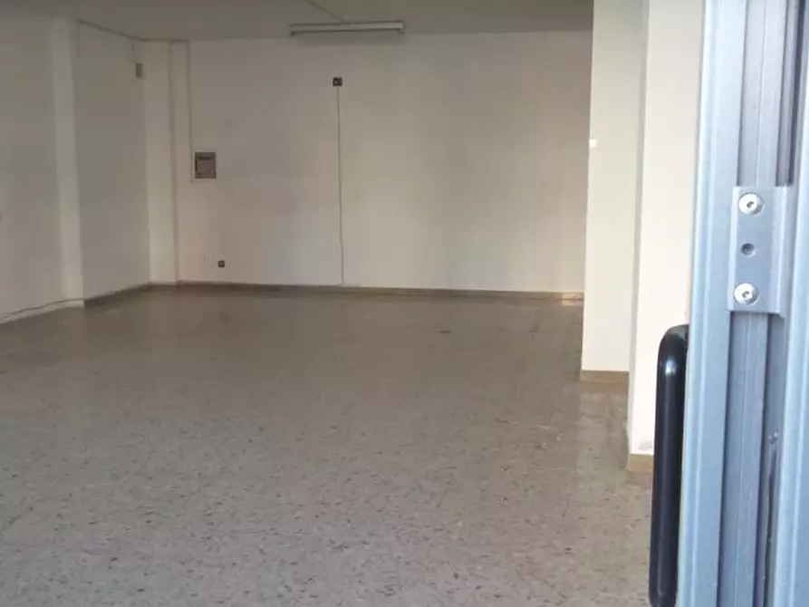 Immagine 2 di Locale commerciale in affitto  a Cascina