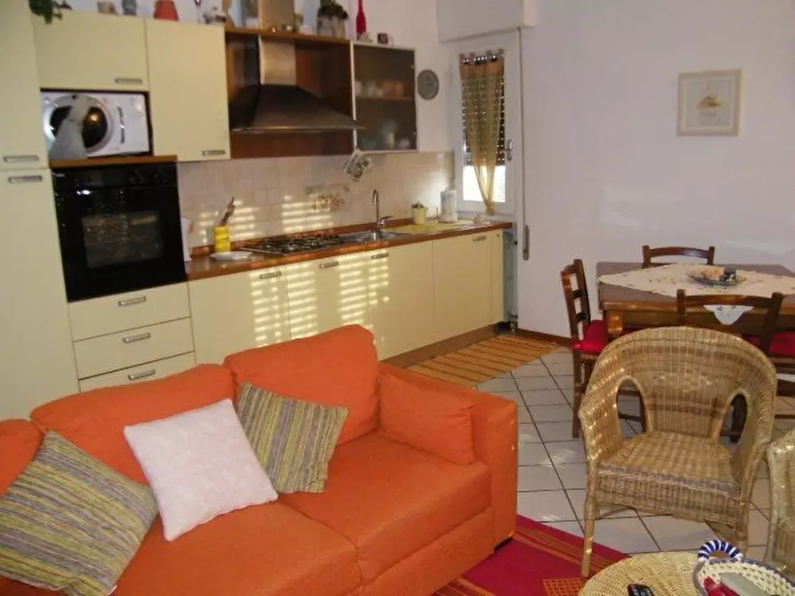 Immagine 1 di Appartamento in vendita  a Montignoso