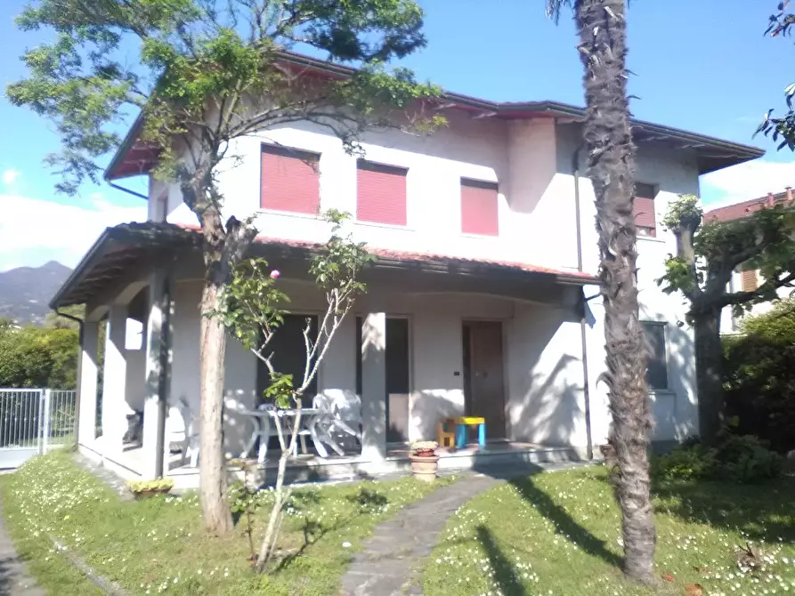 Immagine 1 di Casa bifamiliare in affitto  a Montignoso