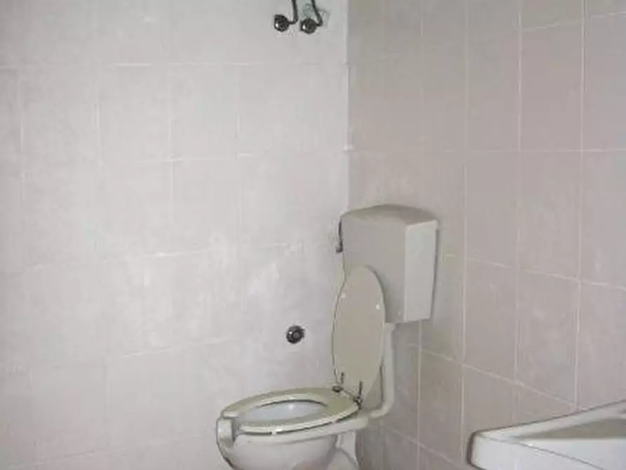 Immagine 3 di Locale commerciale in affitto  a Cascina