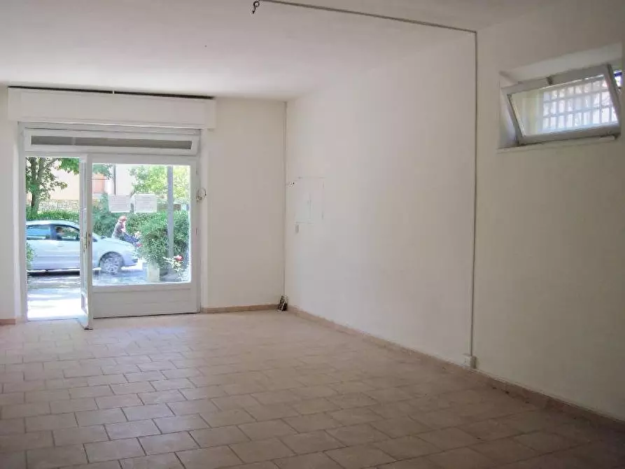 Immagine 2 di Locale commerciale in affitto  a Cascina