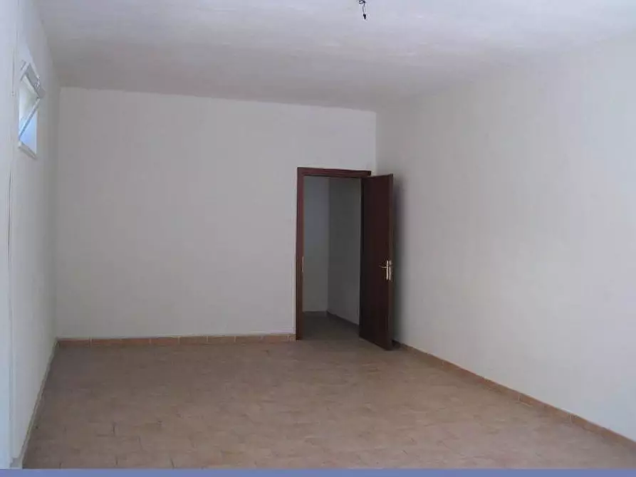 Immagine 1 di Locale commerciale in affitto  a Cascina