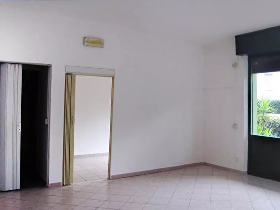 Immagine 1 di Locale commerciale in affitto  a Cascina