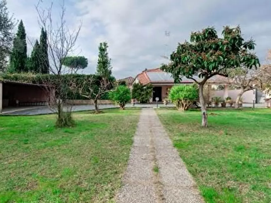 Immagine 12 di Villa in vendita  a Carrara