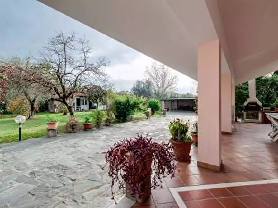 Immagine 2 di Villa in vendita  a Carrara