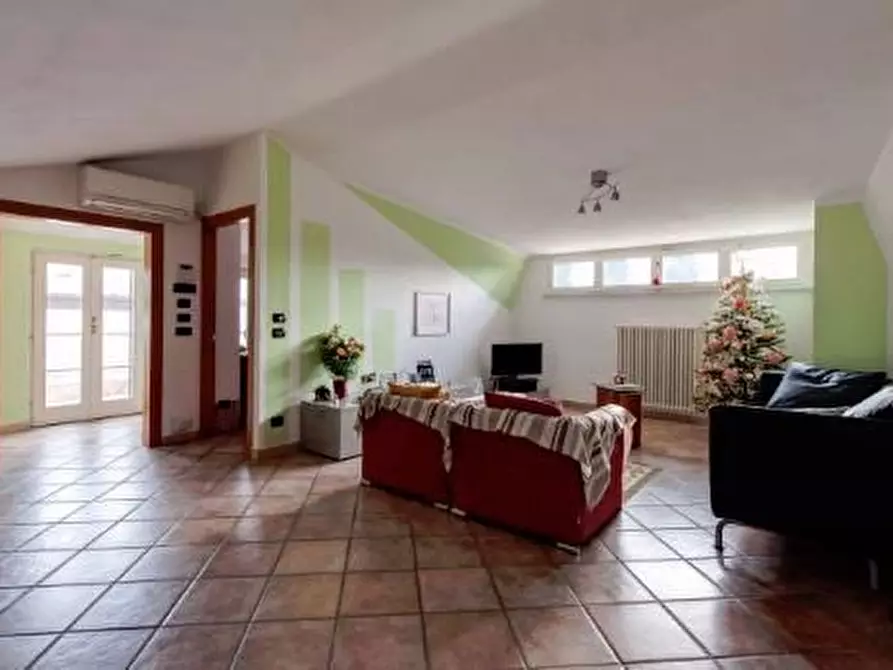 Immagine 4 di Villa in vendita  a Carrara