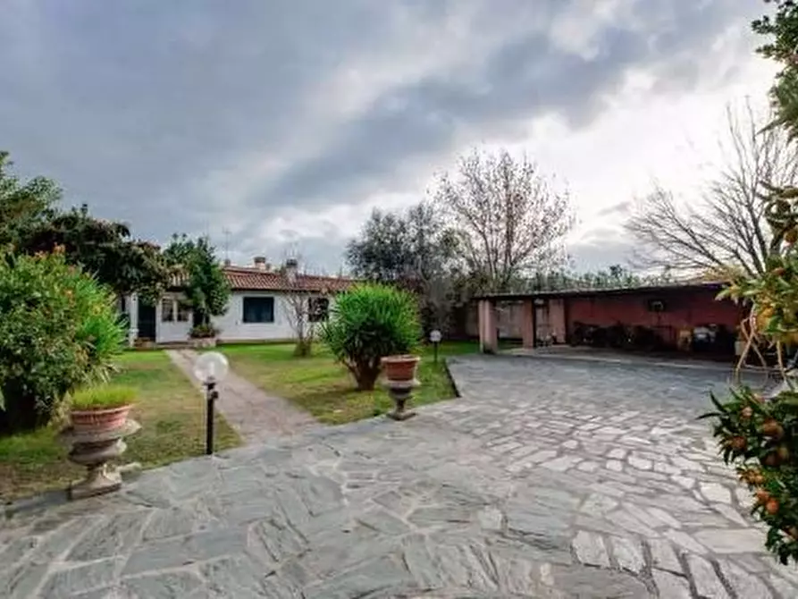 Immagine 3 di Villa in vendita  a Carrara