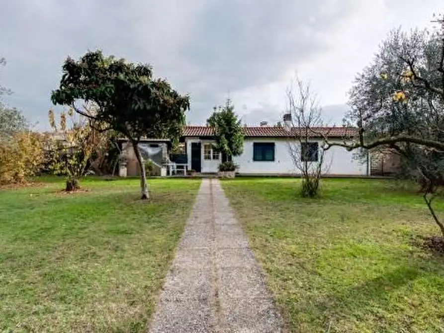 Immagine 11 di Villa in vendita  a Carrara