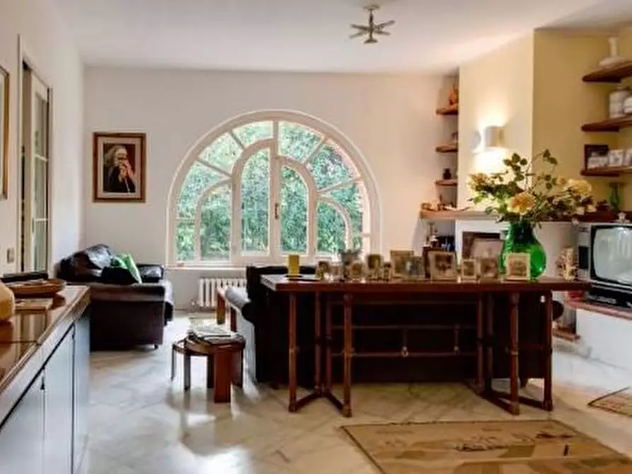 Immagine 10 di Villa in vendita  a Carrara