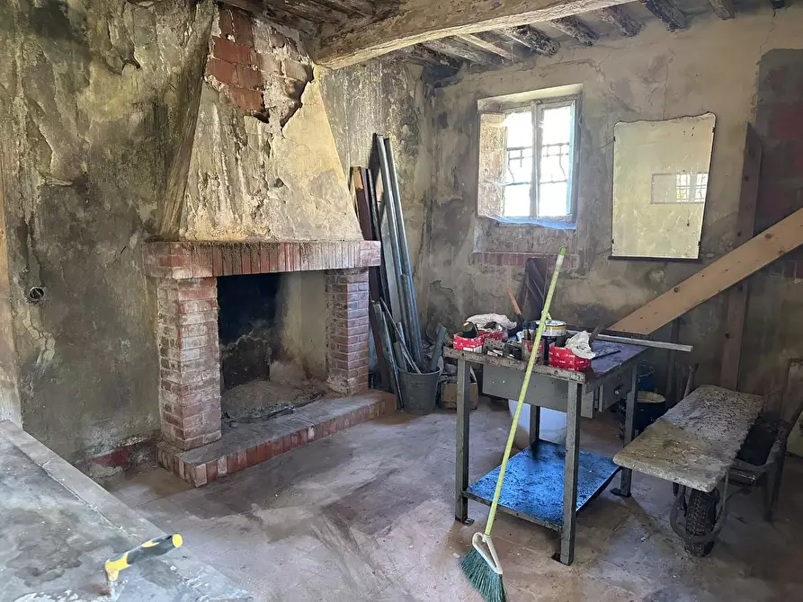 Immagine 4 di Rustico / casale in vendita  a Lucca