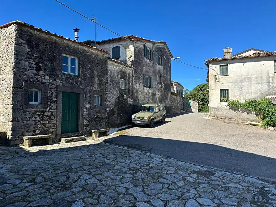 Immagine 39 di Rustico / casale in vendita  a Lucca