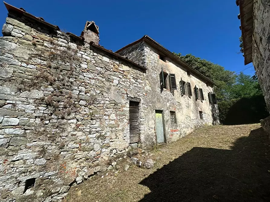 Immagine 36 di Rustico / casale in vendita  a Lucca