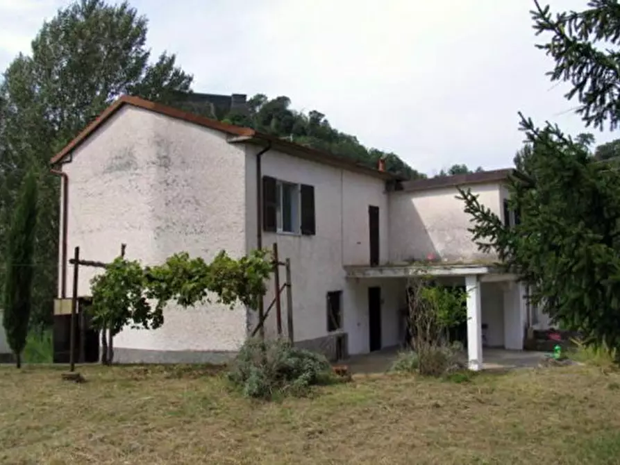 Immagine 1 di Casa colonica in vendita  a Aulla